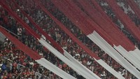 Bendera merah-putih panjang meramaikan salah satu sudut stadion yang kini mempunyai kapasitas sekitar 76 ribu tempat duduk itu. (Foto: Puspa Perwitasari/Antara Foto)