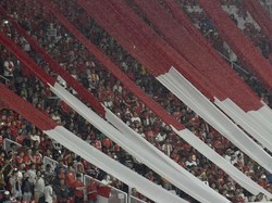 Bendera merah-putih panjang meramaikan salah satu sudut stadion yang kini mempunyai kapasitas sekitar 76 ribu tempat duduk itu. (Foto: Puspa Perwitasari/Antara Foto)