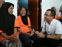 Kunjungi Warga Lansia, Ini yang Dilakukan Bupati Anas