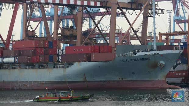 aktifitas bongkar muat di Pelabuhan Tanjung Priok