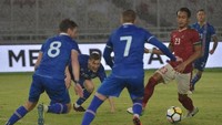 Tapi kemudian, Islandia mampu menyamakan kedudukan pada akhir babak pertama. Gol dibuat oleh Albert Gudmundsson.  Hansamu Yama Pranata sedang berupaya mengamankan lini pertahanan Timnas. (Adek Berry/AFP)
