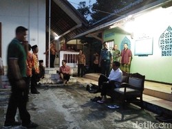 Datang Saat Magrib, Jokowi dan Ganjar Salat di Musala Warga