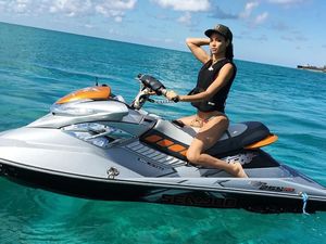 Foto: Liburan Ala Model Victorias Secret Joan Smalls