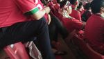 Foto: Aksi Penonton Bandel Injak Kursi Baru GBK