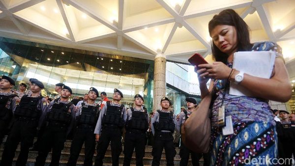 Penjagaan Ketat Polisi di TKP Robohnya Selasar BEI