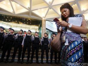 Penjagaan Ketat Polisi di TKP Robohnya Selasar BEI
