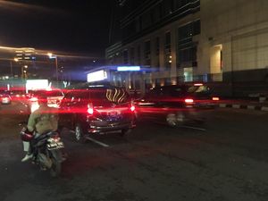 Jalan Dibuka, Lalin di SCBD Pasca Selasar BEI Ambruk Kembali Normal Jalan Dibuka, Lalin di SCBD Pasca Selasar BEI Ambruk Kembali Normal