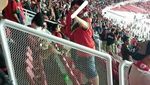 Foto: Aksi Penonton Bandel Injak Kursi Baru GBK