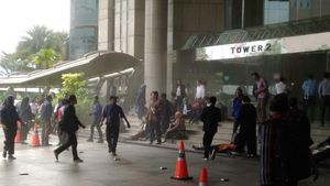 Foto: Korban Ambruknya Selasar BEI Bergelimpangan, Ada yang Berdarah