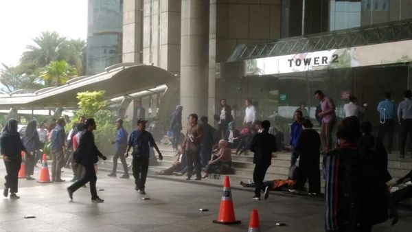 Foto: Korban Ambruknya Selasar BEI Bergelimpangan, Ada yang Berdarah