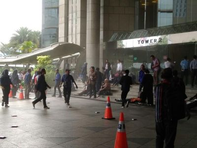 Foto: Korban Ambruknya Selasar BEI Bergelimpangan, Ada yang Berdarah