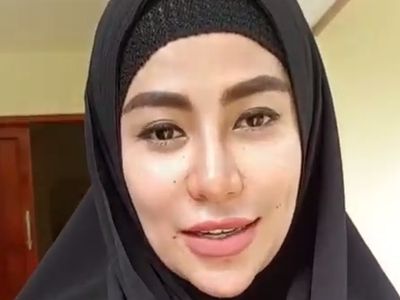 Dulu Seksinya Brutal, Kini Cinta Penelope Berhijab