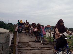 Melihat Jembatan Bungpes di Jepara yang Bikin Deg Deg Ser