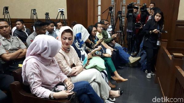 Foto: Ny Deisti yang Selalu Terdepan di Sidang Novanto