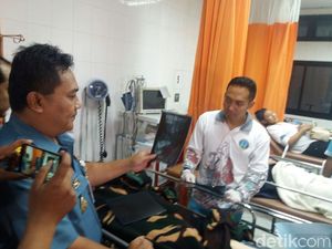 Selasar BEI Ambruk, 17 Orang Masuk RS Mintohardjo Selasar BEI Ambruk, 17 Orang Masuk RS Mintohardjo