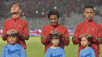 Pertandingan antara Timnas Indonesia dengan Islandia di SUGBK, Senayan itu berlangsung di bawah hujan. M. Rezaldi Hehanusa (kiri), Ilham Udin Armain (tengah) and Osvaldo Ardiles Haay melindungi kepala anak gawang sebelum kick off. (Adek Berry/AFP)