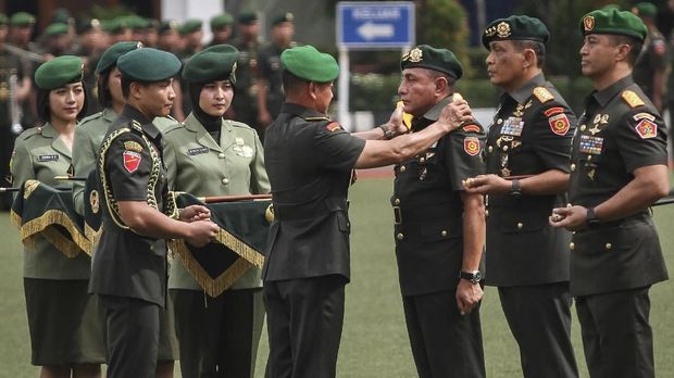 Edy Rahmayadi juga mundur dari jabatan Pangkostrad TNI AD demi Pilgub Sumatera Utara.