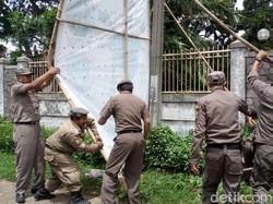 Satpol PP Tertibkan Atribut Calon Pilgub Jabar dan Pilbup di Sumedang