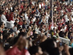 Presdien Jokowi menjadi bagian kemeriahan dengan menyaksikan Indonesia vs Islanda sampai usai. Tim Merah-Putih kalah 1-4. (Foto: Puspa Perwitasari/Antara Foto)