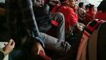 Foto: Aksi Penonton Bandel Injak Kursi Baru GBK