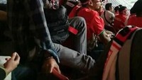 Penonton malah duduk di bagian sandaran kursi. Hal itu dikhawatirkan membuat kursi patah. (Foto: Instagram @indonesiatillidie)