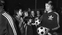 Rusia dan Ukraina: Oleg Blokhin (1972–87). Pemenang Ballon dOr 1975 ini sekarang menekuni karier sebagai pelatih, tapi pada eranya dulu dikenal sebagai bomber Uni Sovyet dengan 211 gol di liga. (Foto: AFP/AFP PHOTO)