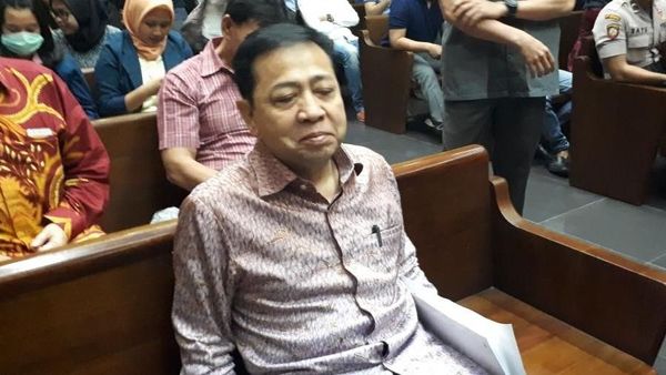Foto: Ekspresi Novanto Tunggu Sidang Sambil Pegang Map Putih