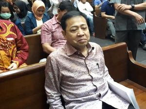 Foto: Ekspresi Novanto Tunggu Sidang Sambil Pegang Map Putih