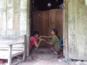 Gadis Autis di Demak Ini Hanya Berteman Radio Setiap Harinya