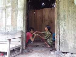 Gadis Autis di Demak Ini Hanya Berteman Radio Setiap Harinya