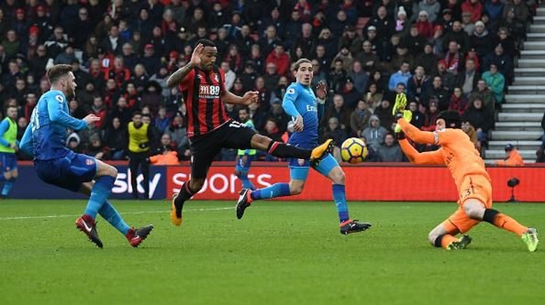 Cech Kalah Cepat Sepersekian Detik, Arsenal pun Kebobolan Cech Kalah Cepat Sepersekian Detik, Arsenal pun Kebobolan