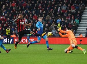 Cech Kalah Cepat Sepersekian Detik, Arsenal pun Kebobolan Cech Kalah Cepat Sepersekian Detik, Arsenal pun Kebobolan