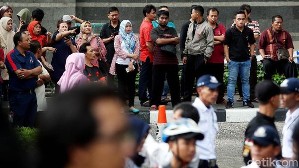 Ambruknya Selasar Tower 2 BEI Jadi Tontonan