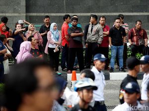 Ambruknya Selasar Tower 2 BEI Jadi Tontonan