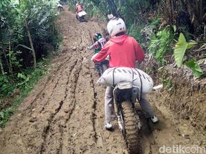 Terisolir, Distribusi Sembako Pakai Trail di Banjarnegara