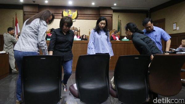 Foto: 4 Perempuan dan Pria Pekerja Money Changer Bersaksi di Sidang Novanto