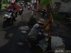 Geram Jalan Berlubang Tak Kunjung Diperbaiki, Begini Reaksi Warga