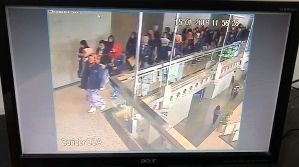 Foto: Detik-detik Mengerikan Ambruknya Selasar BEI