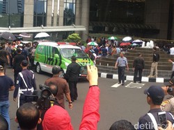 Selasar Tower II BEI Ambruk, Korban Dibawa ke RS Siloam