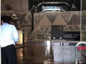 Penampakan Air Menggenang di Lokasi Selasar Tower II BEI Ambruk