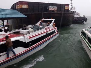 Kapal Tongkang Tabrak Dermaga, Warga Berhamburan Kapal Tongkang Tabrak Dermaga, Warga Berhamburan