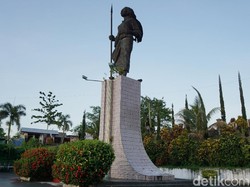 Mengenang Jasa Martha Tiahahu sambil Nikmati Sunset di Ambon