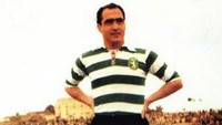 Portugal: Fernando Peyroteo (1937–49). Sejak bikin dua gol dalam laga debut pada usia 19 tahun bersama Sporting, Peyroteo menutup karier dengan 332 gol di liga Portugal. Ia pensiun pada umur 31 tahun. (Foto: Portugoal.net)