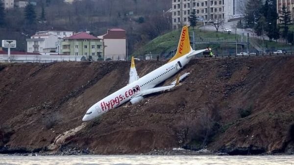Penampakan Pesawat Turki Tergelincir di Tebing Tepi Laut