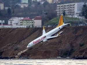Penampakan Pesawat Turki Tergelincir di Tebing Tepi Laut Penampakan Pesawat Turki Tergelincir di Tebing Tepi Laut