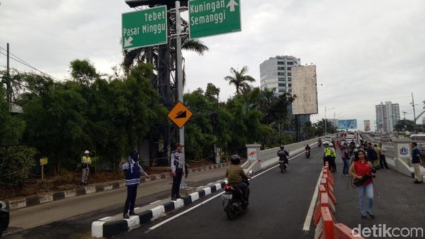 Dibuka Pagi Ini, Begini Kondisi Lalin di Flyover Pancoran
