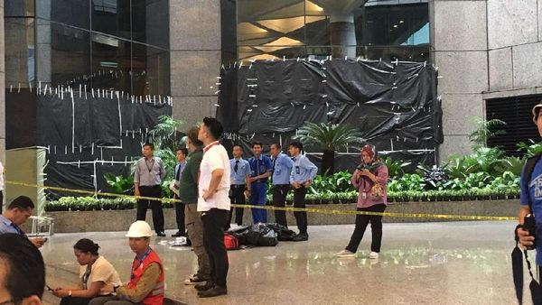 Foto: Kaca Tower II BEI Ditutup Plastik Hitam