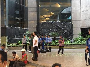 Foto: Kaca Tower II BEI Ditutup Plastik Hitam