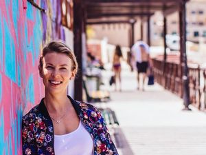 Cewek Ini Tawarkan Diri Sebagai Teman Jalan, Gratis!