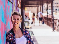 Cewek Ini Tawarkan Diri Sebagai Teman Jalan, Gratis!